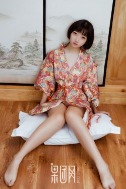 美女露私密部位裙底